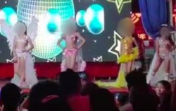 Phụ huynh sốc vì trường mầm non cho các bé gái trình diễn bikini