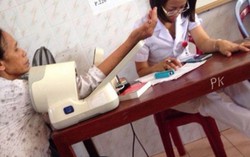 Nhân viên y tế 'nghịch điện thoại' khi làm việc