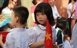 Trẻ lớp 1 ngơ ngác, bỡ ngỡ trong ngày khai trường đầu tiên