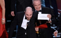 Sự cố trao nhầm giải Oscar: Lỗi tại... chiếc phong bì 