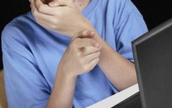 Bố nổi giận, mẹ bình tĩnh khi con trai học giỏi xem phim sex