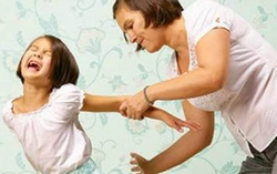 Mẹ trút giận lên con
