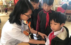 Bác sĩ trung ương về cơ sở ‘cầm tay chỉ việc’ cho cán bộ y tế vùng cao
