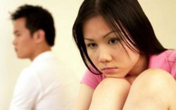 Làm xa nhà, sốc khi nghe con kể mẹ thường khoác tay chú đồng nghiệp