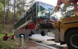 Xe giường nằm tông vào vách núi trên đèo Prenn