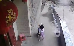 Cô bé nghịch ngợm đẩy xe đẩy trượt dốc khiến em ngã dúi dụi