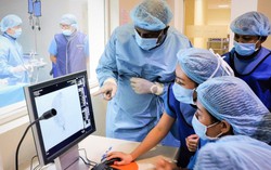 Vợ hạnh phúc khi chồng bị suy tim được hồi sinh