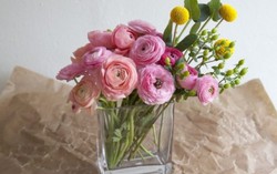 Giữ hoa tươi lâu bằng keo xịt tóc