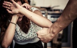 Chứng kiến mẹ bị bạo hành, con trai 16 tuổi bắn chết bố