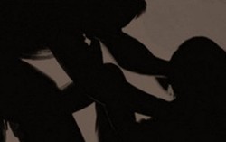 Cô gái bị kẻ lạ mặt dùng dao khống chế hiếp dâm, cướp tài sản
