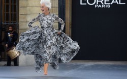 74 tuổi, nữ minh tinh Helen Mirren tung tăng nhảy múa khi diễn thời trang