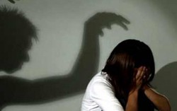Tạm giam tổ trưởng dân phố 62 tuổi nhiều lần hiếp dâm bé gái hàng xóm