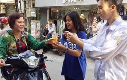 Đưa con đi thi vào 10 ở Hà Nội, phụ huynh xúc động với cốc nước mát miễn phí 