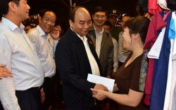 Thủ tướng lội nước thị sát tình hình lũ, thăm hỏi đồng bào ở Hội An
