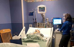 Bé 2 tuổi viêm phổi, suýt chết vì ăn bỏng ngô