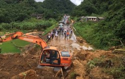 Sạt lở đất nghiêm trọng, quốc lộ 6 ùn tắc kéo dài