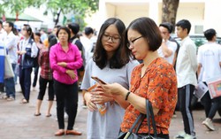 Thi vào lớp 10 ở Hà Nội: 'Con lo một, mẹ lo mười'