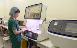 Sàng lọc rối loạn chuyển hóa bẩm sinh hạn chế di chứng thần kinh, tàn tật