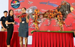 Trẻ em hào hứng theo dõi 'giải phẫu' chú sư tử Packege Craft