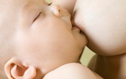 20.000 mẹ bỉm sữa thoát 'án tử' ung thư vú nhờ cho con bú