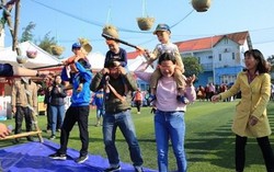 Xem đập niêu đất, bé 10 tháng tuổi bị chấn thương mắt nặng