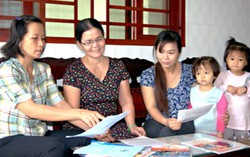 Hỗ trợ phụ nữ tham gia giải quyết một số vấn đề xã hội