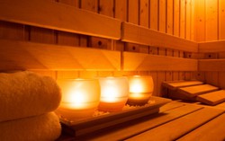 Tay nắm cửa hỏng, mẹ con chết thảm trong phòng xông hơi