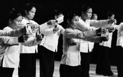 Những cụ bà mang 'giáo cờ giáo quạt' đi Tây