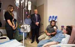Vợ chồng tổng thống Mỹ Donald Trump động viên các nạn nhân vụ xả súng