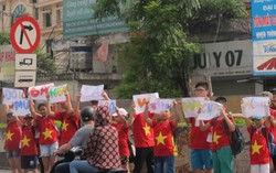 Trẻ đứng đường 'giương biển' nhắc nhở người lớn
