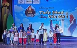 400 trẻ vượt khó nhận quà tặng “Thắp sáng những ước mơ”