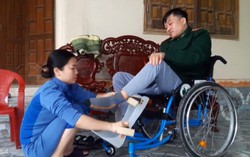 Người vợ lính ân cần dìu chồng tập đi ở tuổi 36