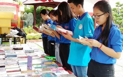  Tặng sách cho sinh viên để 'truyền lửa' văn hoá đọc