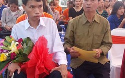 Cảm động bố dẫn con tật nguyền đi đăng ký hiến tạng