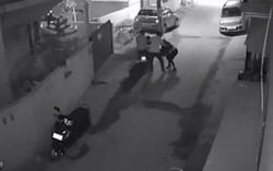 Cô gái bị tấn công tình dục, cướp và quẳng xuống đường 