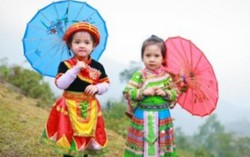 Bé gái 5 tuổi người Mông múa ô dễ thương