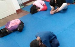 Suýt hỏng mắt con vì chữa cận thị bằng yoga