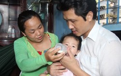 Vợ chấp nhận mù hiến giác mạc để chồng thấy mặt con