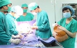 Bộ Y tế khen kíp mổ cứu sống mẹ con sản phụ bị suy thai