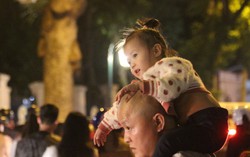 Những em bé theo chân bố mẹ chen giữa 'biển người' đêm Noel Hà Nội