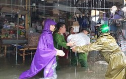Lực lượng công an Nghệ An hỗ trợ người dân khắc phục hậu quả ngập vì mưa lớn