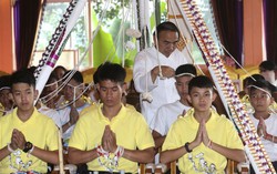 Đội bóng nhí Thái Lan lên chùa cầu an và tưởng niệm thợ lặn đã hy sinh