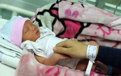Em bé chào đời với 4 vòng dây rốn quấn quanh cổ