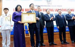 Bệnh viện Đại học Y Dược TP.HCM nhận Huân chương Lao động hạng Nhất