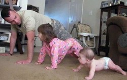 Muôn vẻ chăm con 'bá đạo' của bố khi mẹ vắng nhà