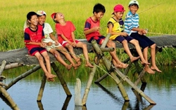 Cho con nghỉ hè ở quê
