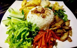 Độc đáo cơm âm phủ
