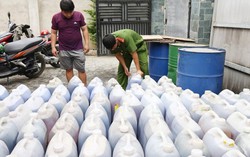 Bắt vụ vận chuyển, tàng trữ 14.000 lít mỡ động vật không rõ nguồn gốc