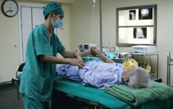 Thay khớp háng cho cụ bà… 100 tuổi