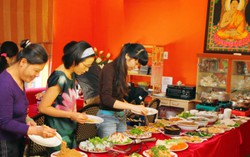 Thưởng thức tiệc chay tự chọn nhân lễ Phật đản